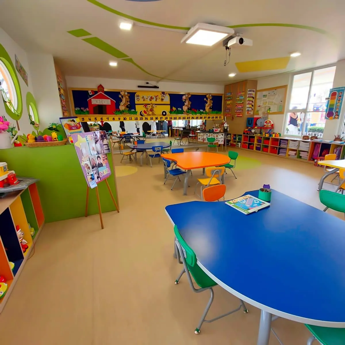 Salón preescolar interior Colegio Cumbres 